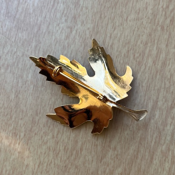 Maple Leaf Brooch Vintage Lapel Pin - Picture 3 of 12
